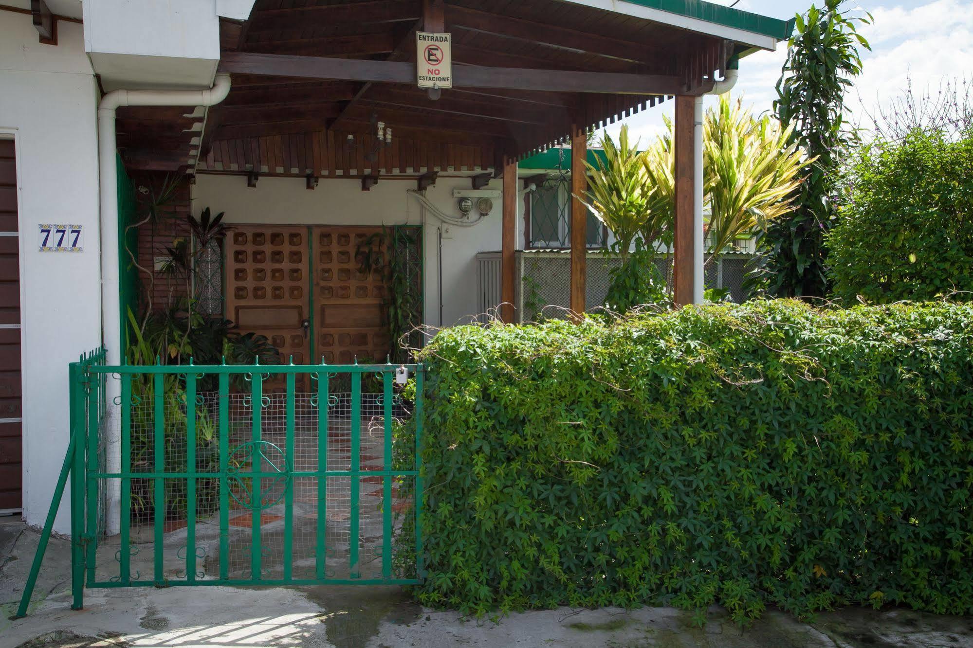 ホテル Casa Kibi Kibi サンホセ エクステリア 写真